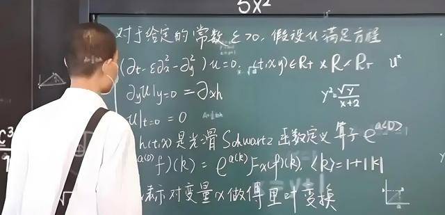 韋東奕上課照片走紅，新發(fā)型吸睛，網(wǎng)友：板書真漂亮，可惜看不懂