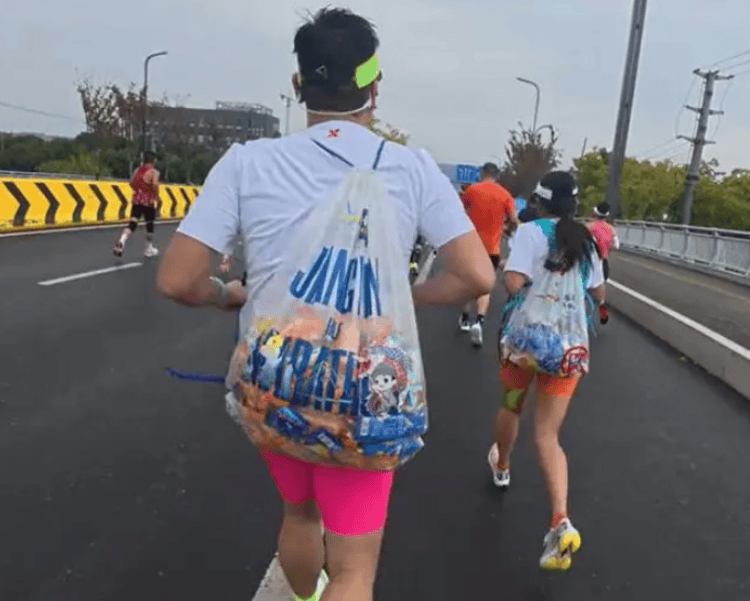 蘇州馬拉松遭參賽者“薅羊毛”？一對男女選手拿走大量能量膠，有網(wǎng)友稱“明年還來進(jìn)貨”