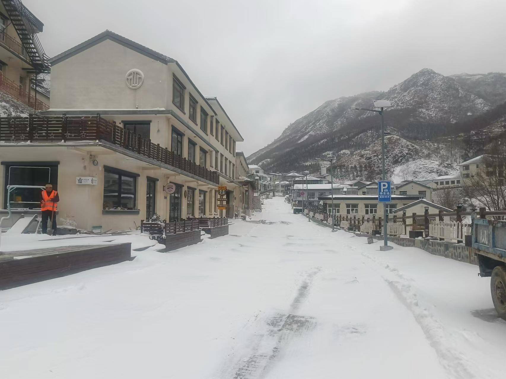 北京海拔最高山村：積雪已沒(méi)過(guò)腳面，山林銀裝素裹