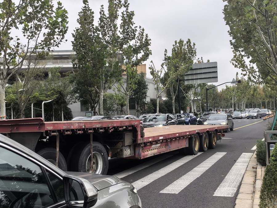 車庫寧可空著也不給停？300多輛車被硬擠到馬路上！浦東這些場館怎么了？