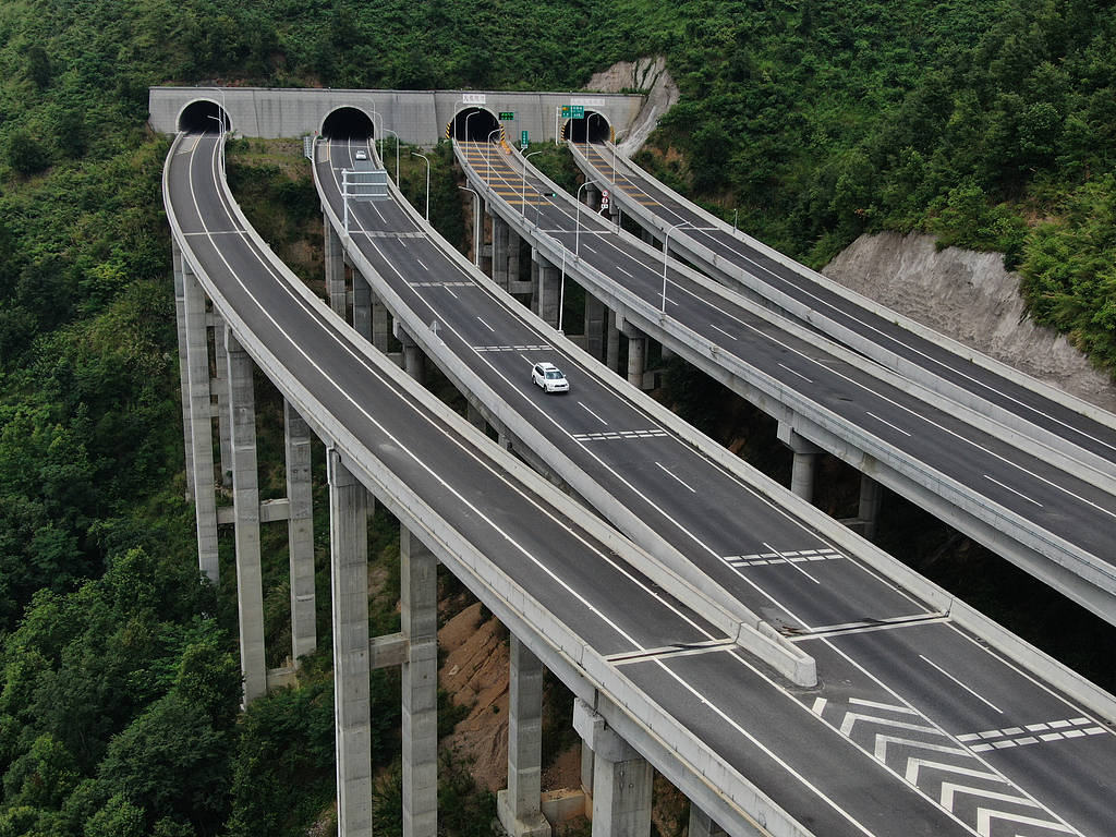 交警高速設卡攔截處罰超速車，如此“擦邊”為安全還是搞錢