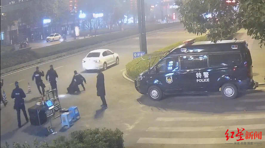 男子車內(nèi)放疑似槍支遇檢查強行沖卡致一輔警被拖行受傷，已被抓獲！“槍支”正在鑒定