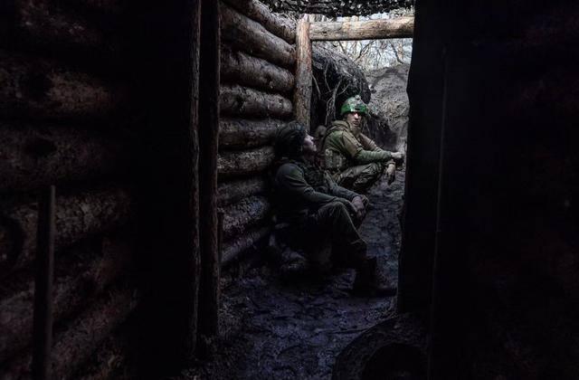 “屠村行動”打響！白人雇傭軍掃射平民，臨走給俄軍留下一面旗幟