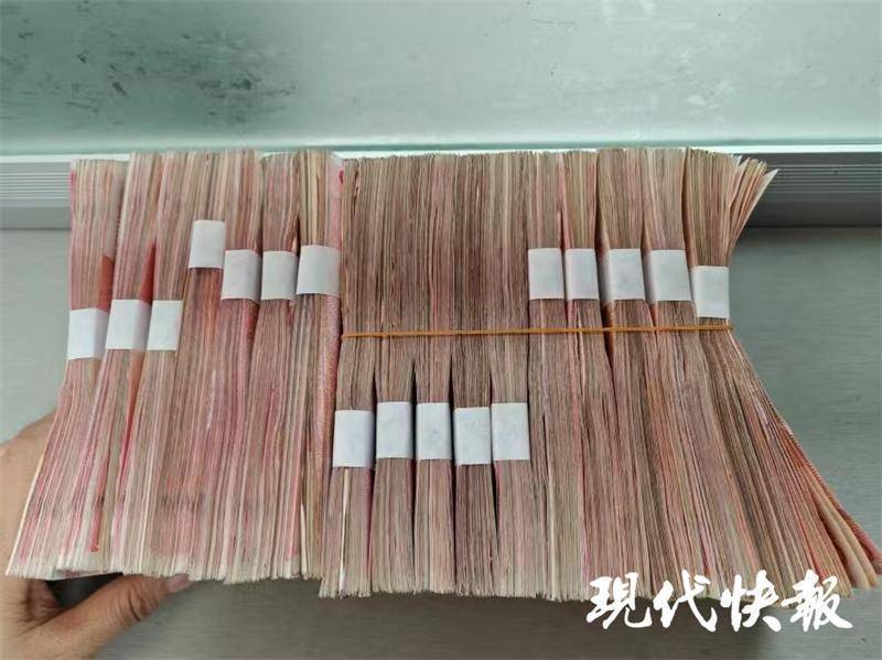 女子把17萬(wàn)元現(xiàn)金藏床底多年，發(fā)霉粘在了一起