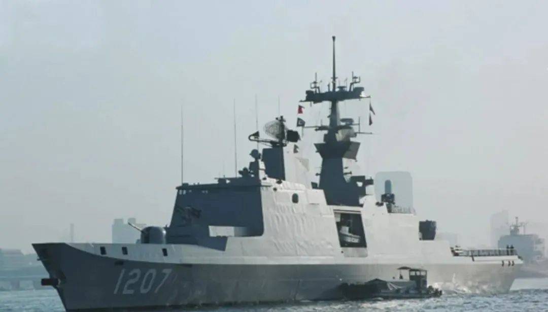 兩岸軍艦再次對峙，臺軍挑釁遭解放軍駁斥，052D卸下主炮炮衣亮劍，臺艦艇灰溜溜撤離，島內(nèi)“綠媒”氣得跳腳